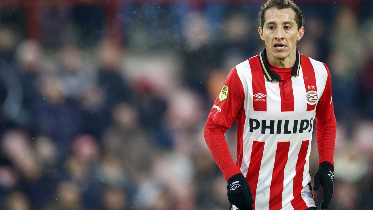 Guardado logra asistencia en victoria del PSV